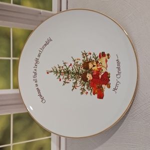 'Christmas is all that's s bright and beautiful' Holly Hobbie 1975 Plate EUC HH1